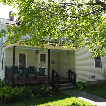 The Cute & Cozy - Lower Apt - Great Location!